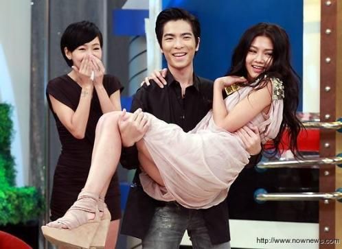 《康熙》曾志伟家中禁提S小S笑称没原谅曾宝仪